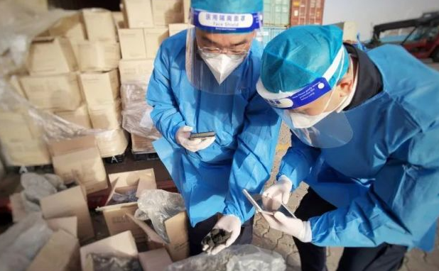 海關(guān)關(guān)員查獲禁止進口廢棄粉末涂料