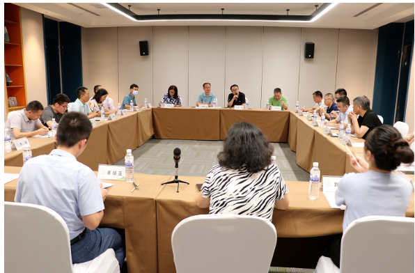 來自骨架材料行業(yè)及上下游輪胎企業(yè)、膠管膠帶企業(yè)、橡膠制品企業(yè)、大專院校、科研院所的相關(guān)人員，共計(jì)約110多人參加了本次研討會(huì)。