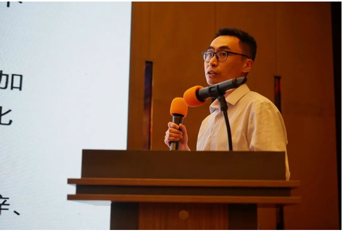 　科邁化工股份有限公司高級經(jīng)理張建瑞，介紹了一種新型綠色環(huán)保型超鋅活性劑。