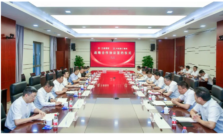 北新建材副總經(jīng)理楊正波，總經(jīng)理助理、北新防水總經(jīng)理丁尚華，龍牌集團(tuán)總經(jīng)理邱洪，北新涂料總經(jīng)理陳燕，北新建材戰(zhàn)略營銷部總經(jīng)理毛欣飛;中鐵建工集團(tuán)副總經(jīng)理黃振庭，中鐵裝配黨委書記、總經(jīng)理安振山，中鐵建工集團(tuán)戰(zhàn)略規(guī)劃部部長蘇衛(wèi)東，經(jīng)營開發(fā)部部長于文濤，中鐵建工集團(tuán)一公司總經(jīng)理曾科斌，中鐵裝配總工程師湯榮偉，中鐵建工集團(tuán)物資設(shè)備部副部長陳子瀟參加簽約儀式和座談。
