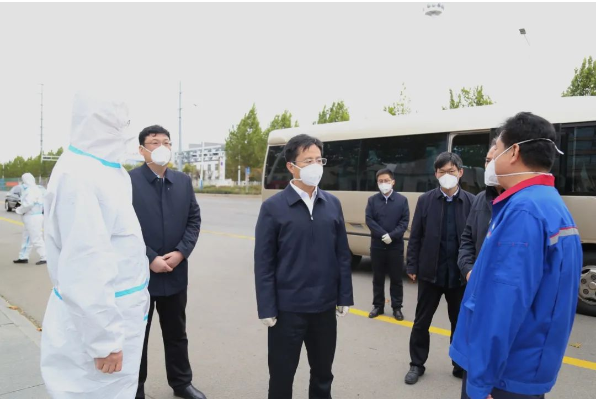 陳偉頌先后到稻莊鎮(zhèn)東杜村、樂(lè)安街道同和小區(qū)、山東興達(dá)鋼簾線有限公司、廣饒宏源熱力有限公司等地進(jìn)行實(shí)地查看