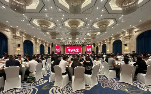 據(jù)了解，為了感謝代理商長(zhǎng)期以來對(duì)公司的支持，展會(huì)期間華盛橡膠集團(tuán)邀請(qǐng)各地代理商前來參觀，并組織了經(jīng)銷商研討會(huì)和晚宴招待，以加強(qiáng)合作關(guān)系。