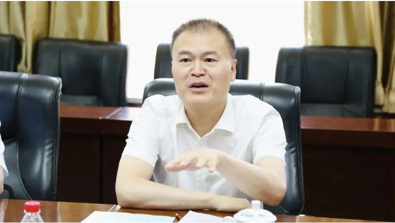 張占成表示，近年來，中鐵裝備與北橡院合作密切，共同推動了超大型隧道工程機械主驅動密封產品的研發(fā)，并取得了豐碩成果。考慮到北橡院團隊出色的政治素質和強大的創(chuàng)新能力，中鐵裝備將北橡院選為“廉能合作單位”。今天的簽約儀式標志著雙方的合作進入新階段，開啟了合作發(fā)展的新篇章。張占成希望通過戰(zhàn)略合作，共同打造雙方合作的新格局。