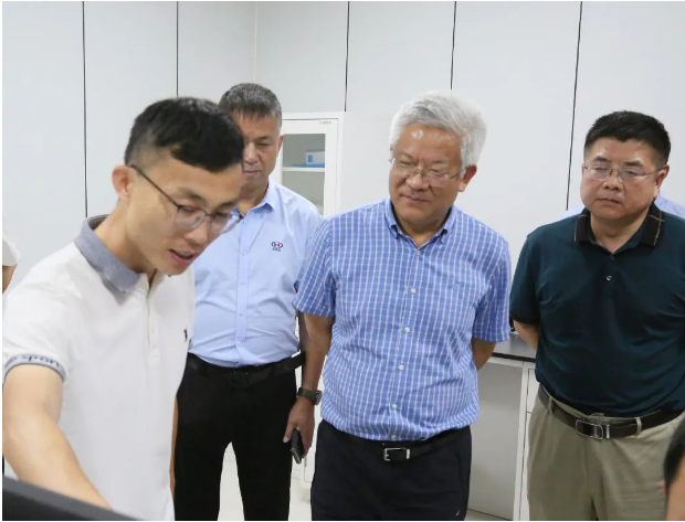 臨工重機副總經理李連剛、王仁賓，總經理助理盧立強，數字化研究院院長童偉，高機制造技術研究院院長劉志軍，礦機制造技術研究院院長蔣周偉，生產綜合部經理劉月昌，金利集團董事長徐小龍，副總裁王玉寶，油缸制造部部長李夢龍共同參觀了賽輪集團。這次參觀為雙方進一步加強合作提供了重要的契機。