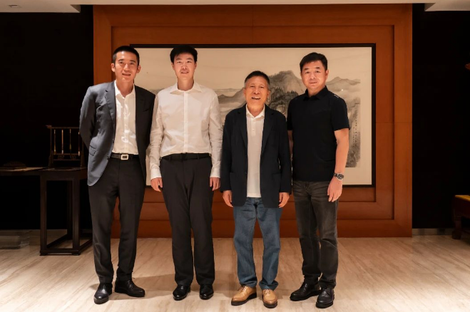 江蘇興達(dá)鋼簾線有限公司副總經(jīng)理劉濤攜杭友明一行蒞臨華勤集團(tuán)進(jìn)行考察交流。華勤集團(tuán)黨委書記牛宜順與總經(jīng)理牛飛熱情接待了這次重要的訪問。