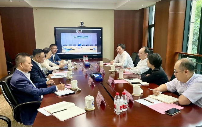 卡博特公司執(zhí)行副總裁、高性能材料業(yè)務(wù)總裁、亞太區(qū)總裁朱戟率領(lǐng)代表團(tuán)與華誼集團(tuán)黨委書記、董事長顧立立等相關(guān)領(lǐng)導(dǎo)進(jìn)行了一次重要的會晤。雙方在友好的氛圍中深入探討了進(jìn)一步加強(qiáng)合資項(xiàng)目的運(yùn)營與業(yè)務(wù)合作，以及未來潛在合作機(jī)會等關(guān)鍵議題。