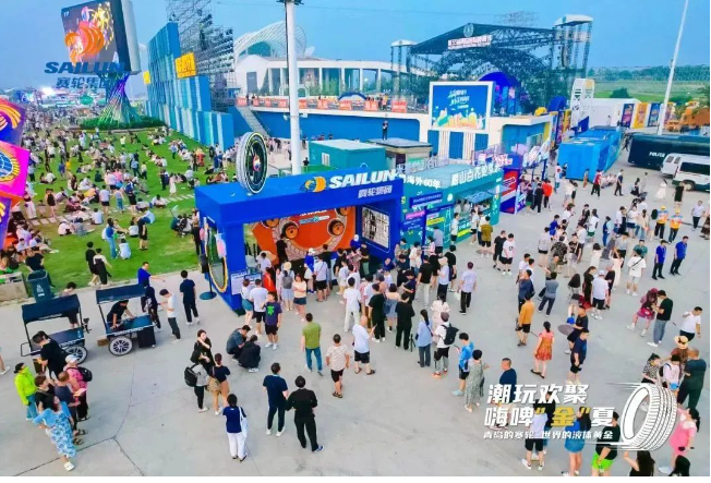 青島國(guó)際啤酒節(jié)一直以來(lái)都是青島的超級(jí)城市IP，也成為了亞洲最大的啤酒盛會(huì)。本屆啤酒節(jié)的主題是“開(kāi)放”，與賽輪集團(tuán)的品牌發(fā)展路徑相契合。二十余年來(lái)，賽輪集團(tuán)始終以開(kāi)放的姿態(tài)融入世界潮流，與全球接軌。誠(chéng)邀各方游客來(lái)到賽輪集團(tuán)嘉年華現(xiàn)場(chǎng)，一同與“自帶光環(huán)”的液體黃金輪胎相會(huì)，與來(lái)自五湖四海的好友舉杯，感受啤酒的激情、青島的熱情，以及賽輪集團(tuán)的真情!