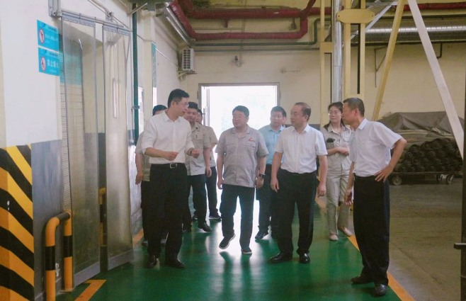 陜西省國資委黨委委員、副主任汪亮，二級巡視員白宏偉一行到陜西延長石油西北橡膠有限公司，開展了一次緊要的安全生產(chǎn)和生態(tài)環(huán)保專項(xiàng)督導(dǎo)調(diào)研。此次調(diào)研旨在深入了解西橡公司在安全生產(chǎn)和環(huán)保方面的情況，推動(dòng)綠色低碳發(fā)展戰(zhàn)略的貫徹落實(shí)。