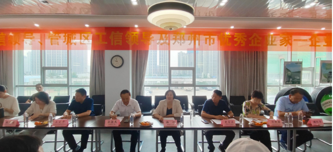 參觀結(jié)束后，在萬通輪胎的會(huì)議室內(nèi)，座談會(huì)隆重召開。座談會(huì)由鄭州市管城區(qū)工信局的梅竹主持。張秀麗在會(huì)上對(duì)各位領(lǐng)導(dǎo)、企業(yè)家的蒞臨表示熱烈歡迎，并對(duì)市工信局、管城區(qū)工信局長期以來對(duì)企業(yè)發(fā)展的支持表示感謝。她詳細(xì)介紹了萬通的轉(zhuǎn)型升級(jí)之路和綜合輪胎解決方案，強(qiáng)調(diào)了綠色創(chuàng)新發(fā)展的重要性，表示萬通將在政府指導(dǎo)下，不斷加強(qiáng)合作，為循環(huán)經(jīng)濟(jì)和環(huán)境保護(hù)貢獻(xiàn)力量。