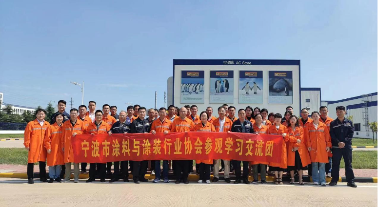 寧波涂協(xié)考察團(tuán)蒞臨了中遠(yuǎn)佐敦船舶涂料(青島)有限公司，公司總監(jiān)徐繼偉熱情歡迎了考察團(tuán)。在座談交流中，徐繼偉總監(jiān)介紹了公司的歷史和企業(yè)精神，以及企業(yè)管理、制度文化建設(shè)、物流管理、公益慈善、社會責(zé)任等方面的情況。汪立波會長和吳曉明秘書長向徐繼偉總監(jiān)一行的熱烈歡迎表示衷心感謝，佐敦集團(tuán)作為制漆領(lǐng)域的全球卓越品牌，將成為他們學(xué)習(xí)和借鑒的方向。