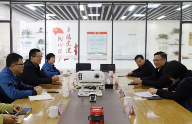 日前，山東省濰坊市昌樂縣委常委、辦公室主任范新利范新利一行到美晨工業(yè)集團(tuán)，就企業(yè)安全生產(chǎn)工作展開調(diào)研。高新片區(qū)黨委書記孟慶忠、美晨董事長王永剛陪同出席。
